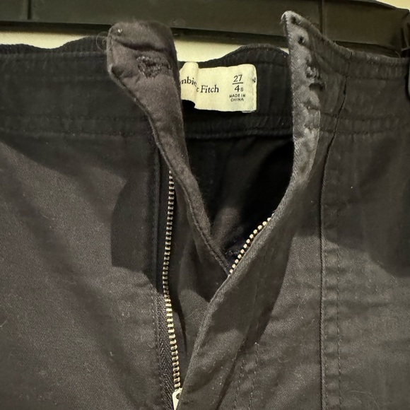 Abercrombie & Fitch Women’s Relaxed Cargo Pant; color Black; size 27 short (4s). - Picture 12 of 12
